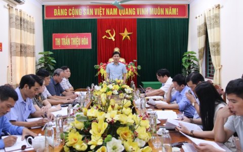 Bí thư Huyện uỷ Nguyễn Văn Biện khảo sát các mô hình chuyển đổi cơ cấu cây trồng, phát triển nông nghiệp công nghệ cao tại thị trấn Thiệu Hóa